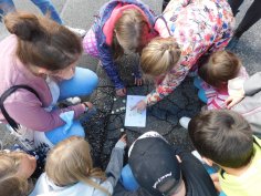 Station bei der Schnitzeljagd im Leseclub Eine Gruppe Kinder versucht einen Hinweis bei der Schnitzeljagd zu lösen.