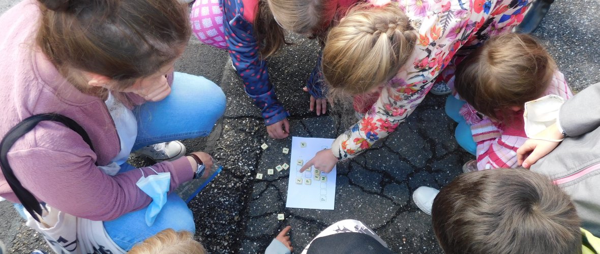 Eine Gruppe Kinder versucht einen Hinweis bei der Schnitzeljagd zu lösen.