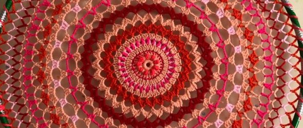 Gehäkeltes Mandala im Hula-Hoop-Reifen Gehäkeltes Mandala im Hula-Hoop-Reifen