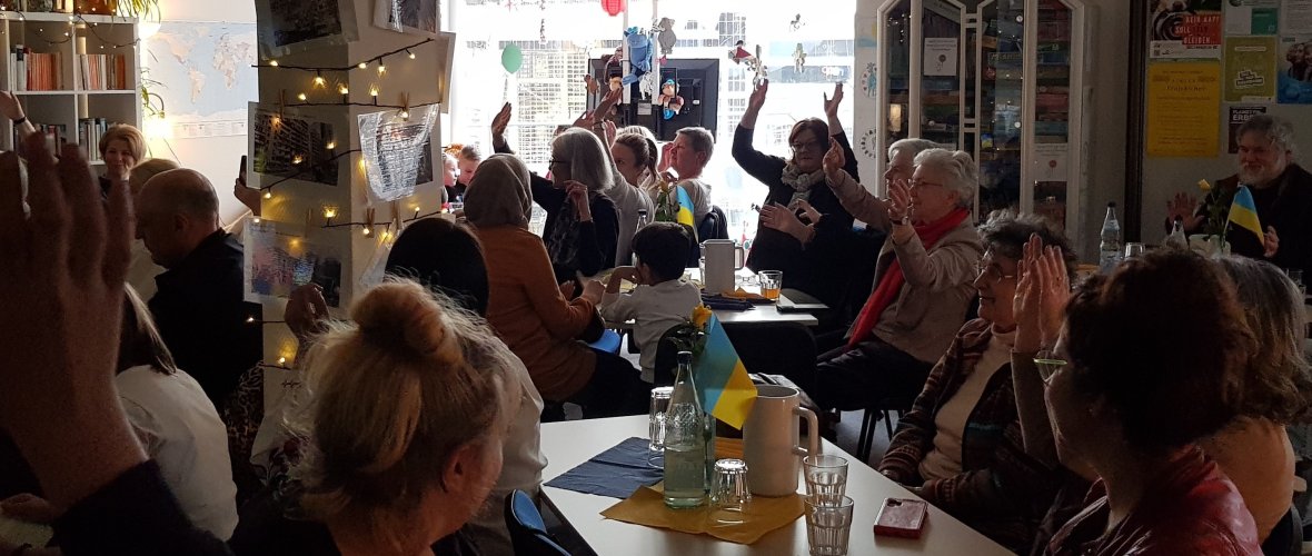 Die Besucher beim Ukrainischen Abend im Mittendrin Die Besucher beim Ukrainischen Abend im Mittendrin