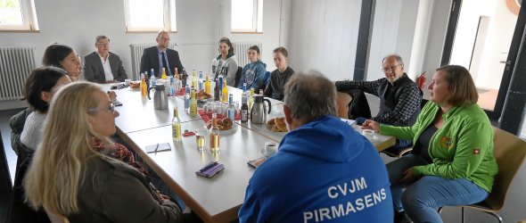Klaus Scherer (an der Stirnseite des Tischs) mit Oberbürgermeister Markus Zwick und dem Schlagzeilen-Team im Gespräch