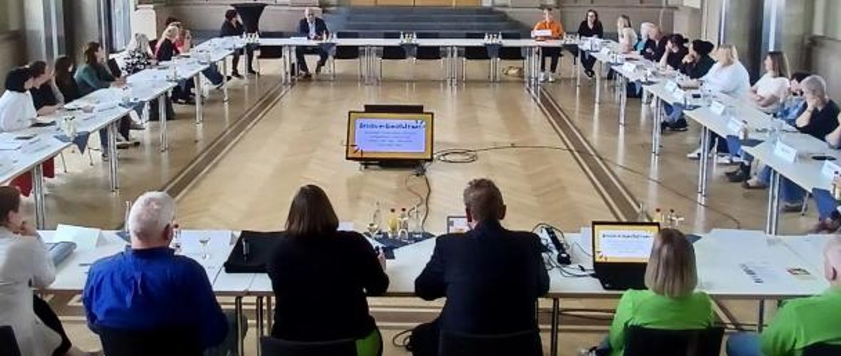 Blick auf den Runden Tisch im Forum ALTE POST Blick auf den Runden Tisch im Forum ALTE POST