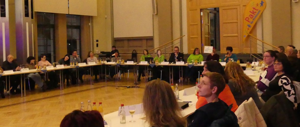 Beim Runden Tisch des Pakts für Pirmasens stellt das Atelier Kunschd'Raum sein Projekt vor Beim Runden Tisch des Pakts für Pirmasens stellt das Atelier Kunschd'Raum sein Projekt vor