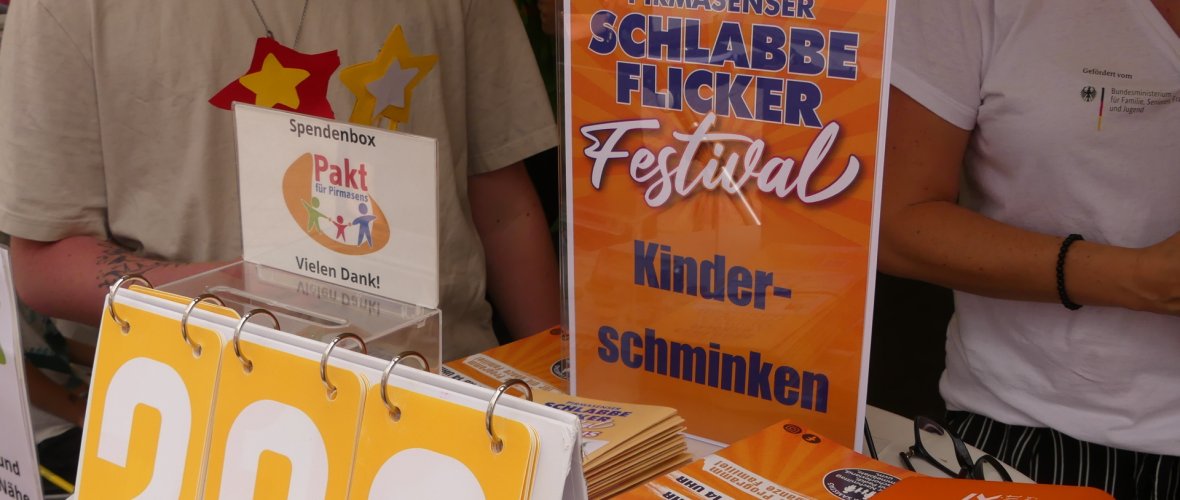 Tisch am Eingang zum Zelt das Pakt für Pirmasens mit Kindschmink-Angebot