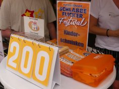 Tisch am Eingang zum Zelt das Pakt für Pirmasens mit Kindschmink-Angebot