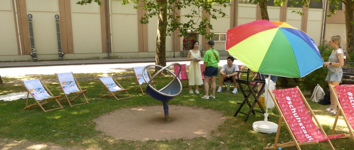 Liegestühle beim "School's out"-Event am Wedebrunnen Liegestühle beim "School's out"-Event am Wedebrunnen
