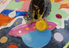 Beim Bemalen der Platten Beim Bemalen der Platten