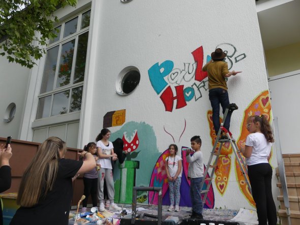 Kinder probieren den neuen Selfiepoint am Paulus-Hort aus