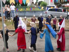 Die Kinder der Lernstube tanzen einen mittelalterlichen Tanz. Die Kinder der Lernstube tanzen einen mittelalterlichen Tanz.
