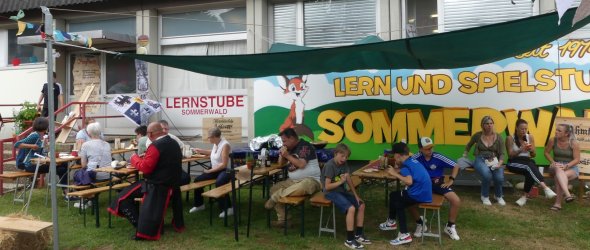 Vor der Lernstube wird gegessen Vor der Lernstube wird beim Sommerfest gegessen