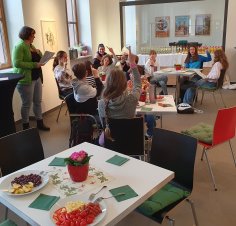 Martina Fuhrmann lädt die Schüler zum Frühstück, spricht dabei über Themen wie Umweltverschmutzung oder Müll. Martina Fuhrmann lädt die Schüler zum Frühstück, spricht dabei über Themen wie Umweltverschmutzung oder Müll.