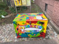 Die Spielekiste vor dem Rathaus
