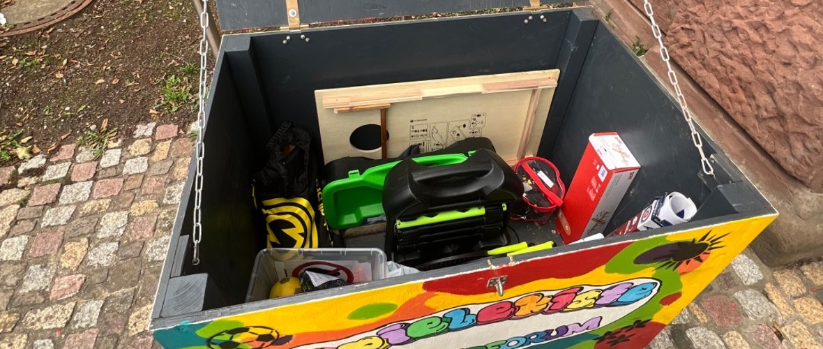 Blick in die Spielekiste auf dem Exerzierplatz Blick in die Spielekiste auf dem Exerzierplatz
