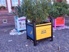 Der erste fertig besprayte Blumenkübel Der erste fertig besprayte Blumenkübel