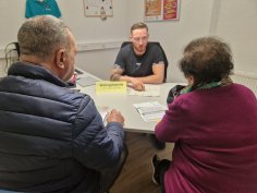 Informationen zum Wohngeld gibt es bei der Sprechstunde Ein Berater von der Wohngeldstelle berät Interessierte