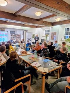 Bei der Sitzung des Stadtjugendrings Oberbürgermeister Markus Zwick stellt die Bürgerstiftung vor bei der Sitzung des Stadtjugendrings