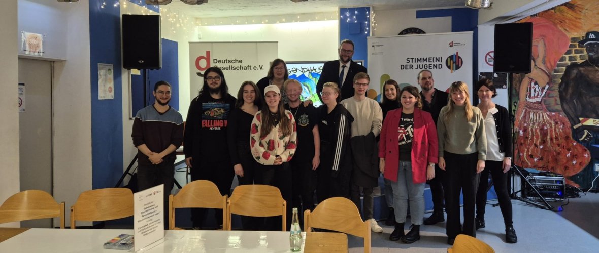 Die Teilnehmer mit den Mitwirkenden nach dem ersten World-Café Die Teilnehmer mit den Mitwirkenden nach dem ersten World-Café