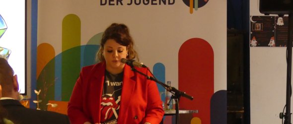 Lisa Ames führt mit einer Rede in den Nachmittag ein. Lisa Ames führt mit einer Rede in den Nachmittag ein.