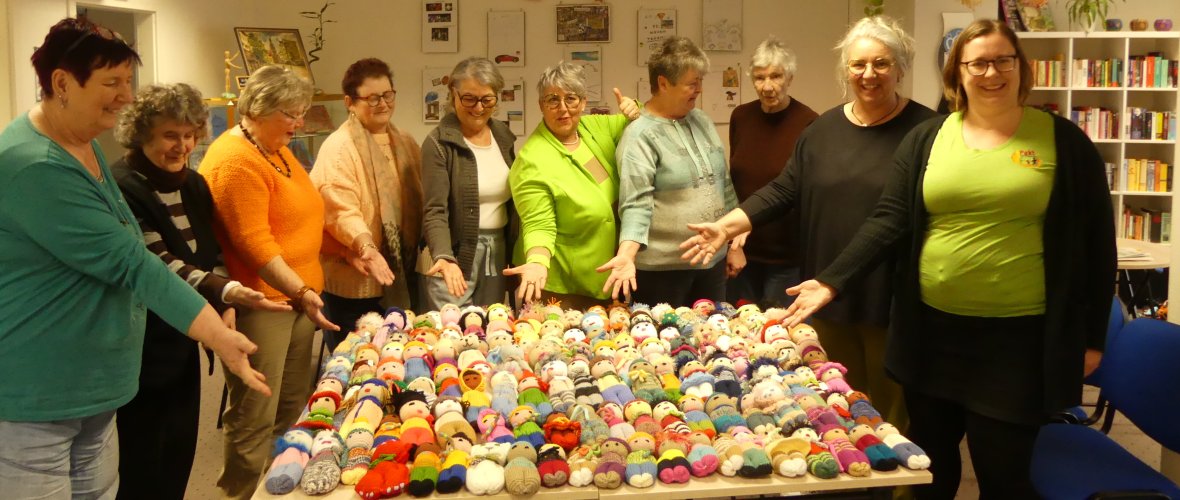 Teilnehmerinnen des Strickkreises und Pakt-Koordinatorin Martina Fuhrmann (ganz rechts)