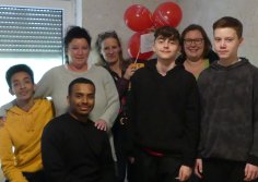 Die Teilnehmer vom Taschengeldprojekt auf der Hahnenruh mit den Anleiterinnen und Pakt-Koordinatorin Martina Fuhrmann (2. von rechts) Die Teilnehmer vom Taschengeldprojekt auf der Hahnenruh mit den Anleiterinnen und Pakt-Koordinatorin Martina Fuhrmann (2. von rechts)