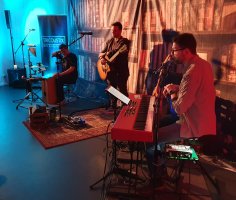 TriCoustiX hat ein Heimspiel beim Wohnzimmer-Konzert im CVJM-Haus, im Rahmen von "Vereint im Schachen". Da haben auch die Musiker, Andreas Rauth (von rechts), Patrick Schwab und Mike Faust ihren Spaß daran. Die Musiker Andreas Rauth (von rechts), Patrick Schwab und Mike Faust