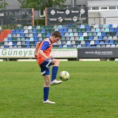 Kind jongliert mit dem Ball