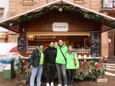 Martina Fuhrmann (links) vom Pakt für Pirmasens mit den Sandra und Andre Trafnik (rechts) und Arafat, der den Crêpe-Stand betreibt
