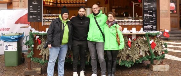 Martina Fuhrmann (links) vom Pakt für Pirmasens mit den Sandra und Andre Trafnik (rechts) und Arafat, der den Crêpe-Stand betreibt