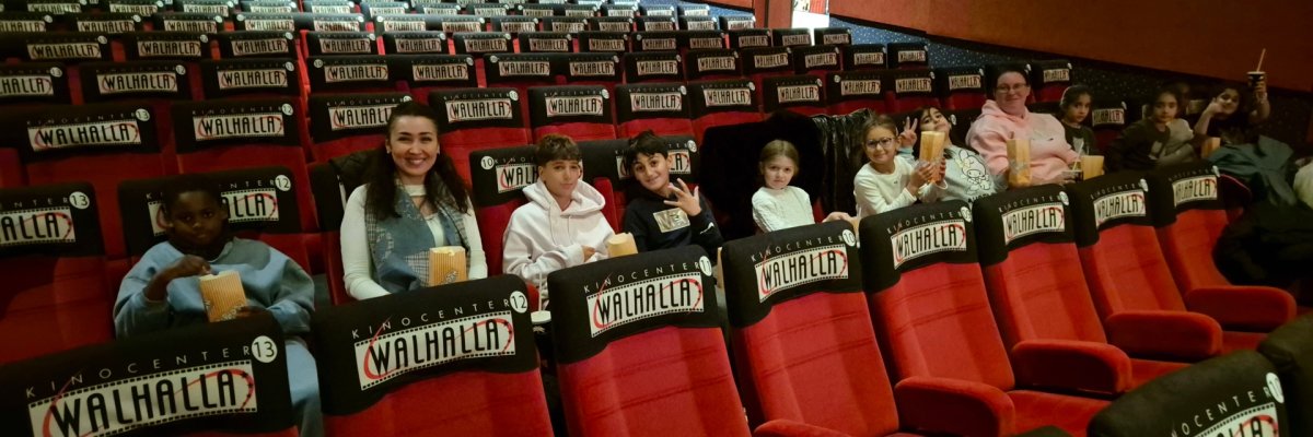 Der Paulushort im Walhalla-Kino Ein Schreibtisch mit vielen Büchern.