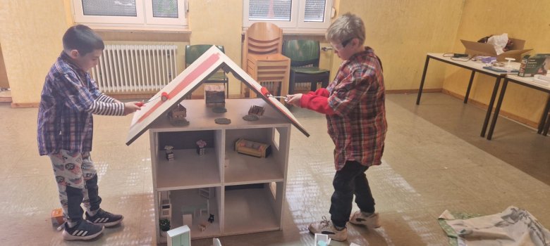 Beim Streichen des Puppenhauses Beim Streichen des Puppenhauses