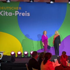 Bundesfamilienministerin Lisa Paus (links) und Moderatorin Barbara Schöneberger bei der Preisverleihung