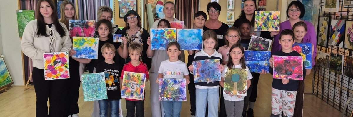 Der Paulushort zu Besuch bei "Kreativ im Kunschd'Raum" Ein Schreibtisch mit vielen Büchern.