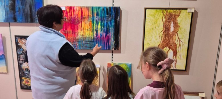 Manuela Sauer vom Atelier Kunschd'Raum führt Kinder durch die Ausstellung