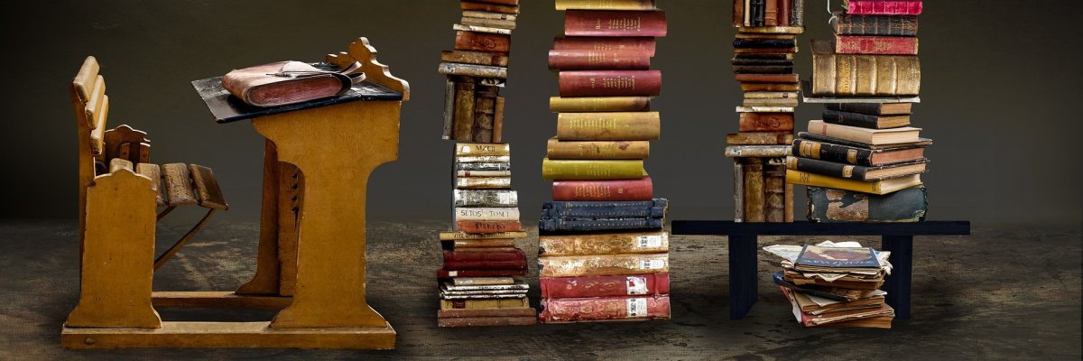 Ein Schreibtisch mit vielen Büchern.