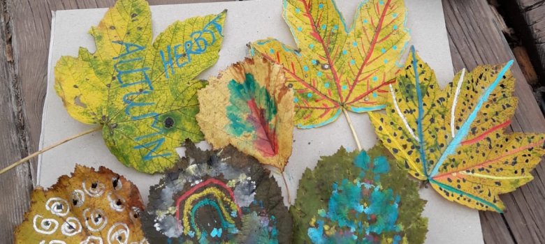 Blätter bemalen bei "Natur verbindet"