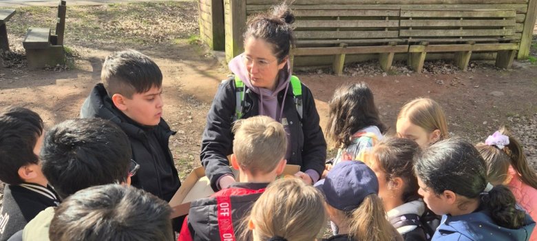 Tina Sanio von "Nachhaltig Wirken" mit den Kindern beim Projekt "Naturfreunde"