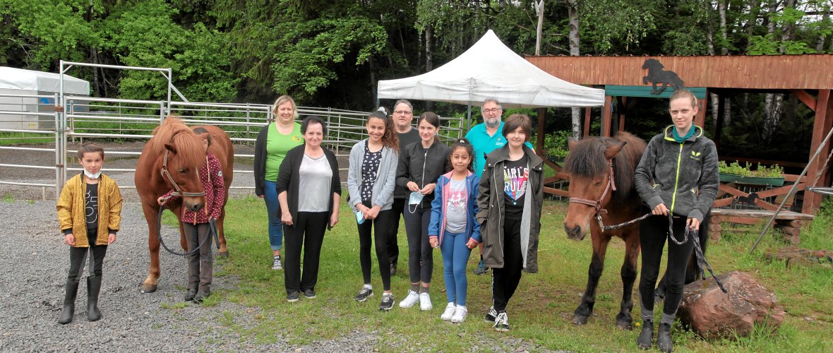 Die Gewinnerinnen des Kreativwettbewerbs mit den Organisatoren bei der Saga-Reitschule Felsalbtal