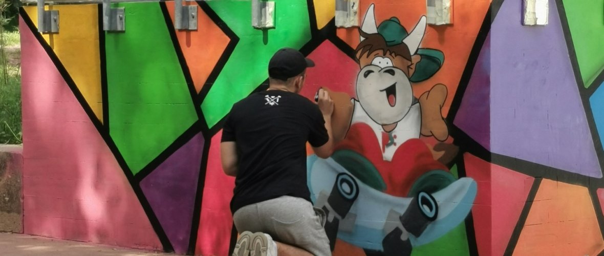 Morizz bei Sprayen im Skatepark Strecktal Morizz bei Sprayen im Skatepark Strecktal