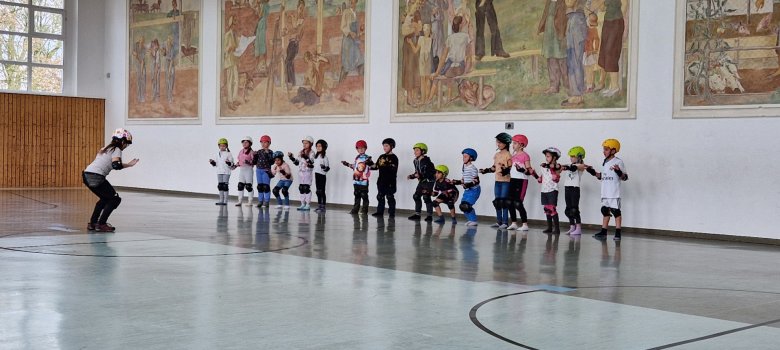 Das richtige Fallen wird geübt bei Skate@School