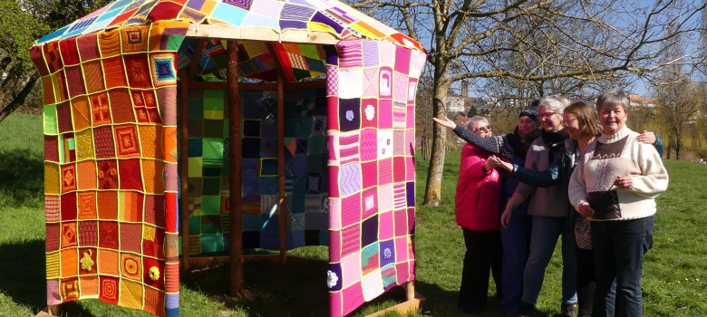 Pavillon im Strecktal, welcher umhäkelt wurde, mit Mitgliedern des Strickkreises.