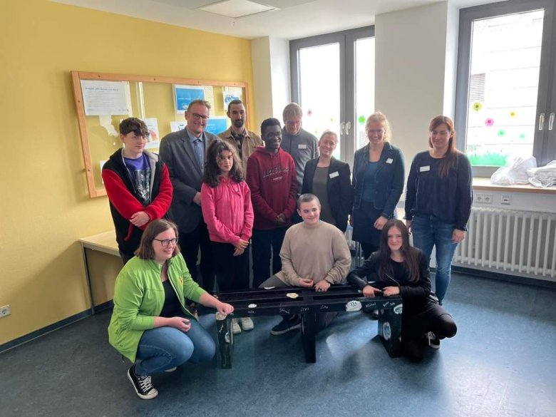 Gruppenfoto Teilnehmer mit der selbst gebauten Bank